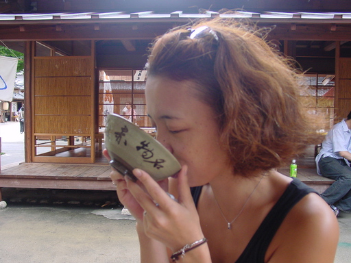 20040104 赤福氷を食べるママ２