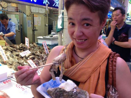 20130208 岩牡蠣を食べるママ